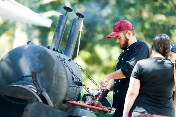 Lucas BBQ reproduz churrasco texano com guarnições à brasileira