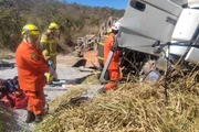 Devido à posição em que o veículo ficou e ao esmagamento da cabine, não foi possível retirar a vítima com segurança antes da realização da perícia
Devido à posição em que o veículo ficou e ao esmagamento da cabine, não foi possível retirar a vítima com segurança antes da realização da perícia