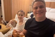 Julio Sérgio Bertagnoli e Enzo posam juntos no hospital