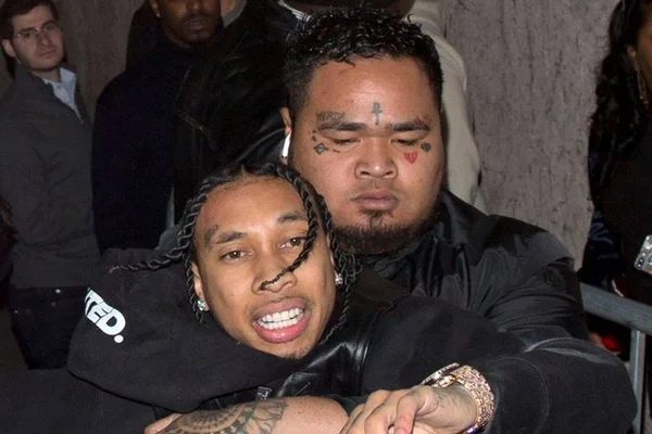 Tyga é expulso de festa e tenta sacar arma para reagir