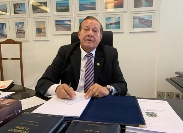 Suplente de Renan Calheiros é recebido em ministério de Bolsonaro