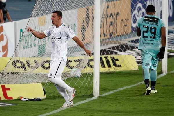Grêmio volta a vencer e goleia o rebaixado Botafogo no Brasileirão
