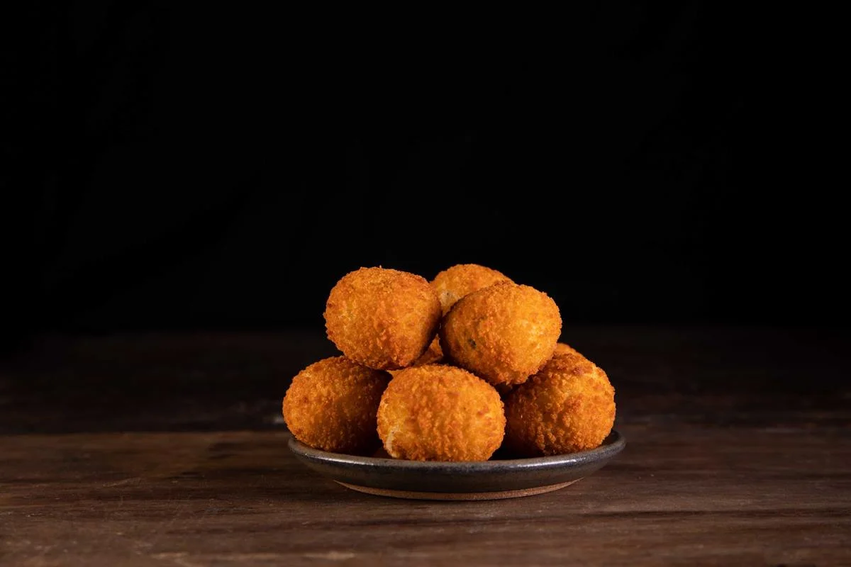 Bolinho de Mandioca com Carne Curada Bolinho de Mandioca com Carne Curada
