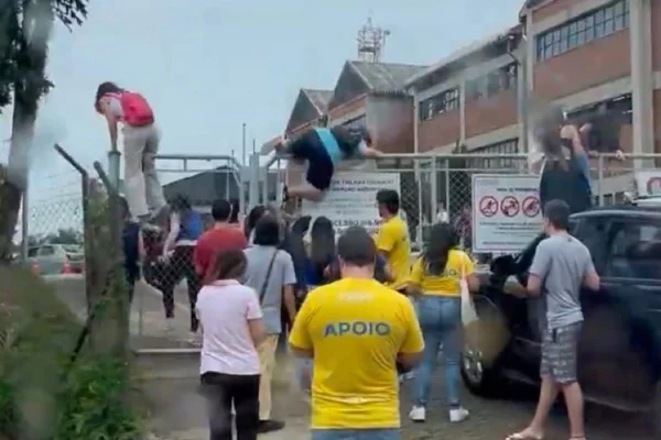Primeiro dia do Enem acontece neste domingo. Internauta registrou um grupo atrasados pulando os portões da Univap, em São José dos Campos - Metrópoles