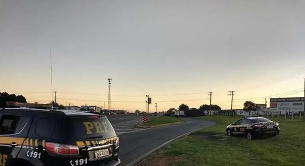Caminhoneiros iniciam paralisação e interrompem Via Dutra
