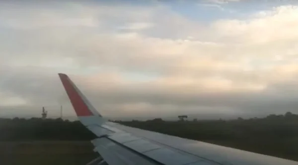 Vídeo: explosão em turbina de avião interrompe decolagem em Curitiba