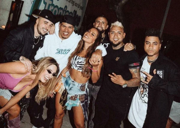 Após Copa América, Vidal curte férias com Anitta em Miami