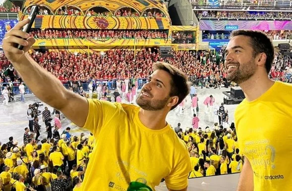 Eduardo Leite e o namorado curtem Carnaval carioca na Sapucaí