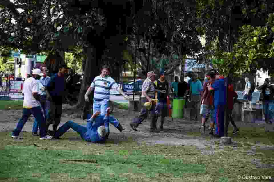 Imagens de briga em Pelotas (RS), falsamente utilizadas para ilustrar suposta agressão a Caiado Imagens de briga em Pelotas (RS), falsamente utilizadas para ilustrar suposta agressão a Caiado