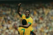 Quem assistiu à Copa do Mundo de 1970 ou às jogadas marcantes do campeonato mundial, vai ficar impressionado com a autenticidade das cenas de Brasil 70 - A Saga do Tri, a nova minissérie da Netflix que retrata a campanha da Seleção Brasileira da época ao tricampeonato Quem assistiu à Copa do Mundo de 1970 ou às jogadas marcantes do campeonato mundial, vai ficar impressionado com a autenticidade das cenas de Brasil 70 - A Saga do Tri, a nova minissérie da Netflix que retrata a campanha da Seleção Brasileira da época ao tricampeonato
