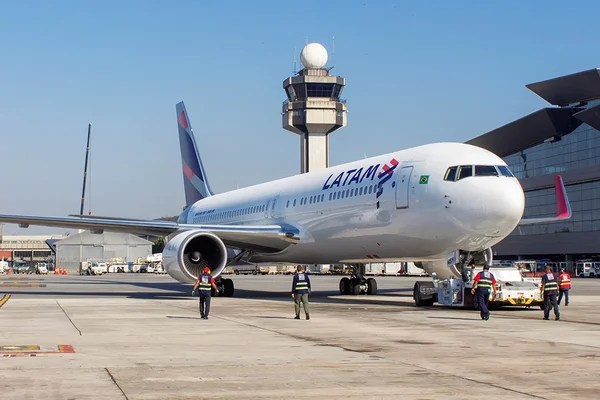 CE: avião com destino a Paris é desviado após passageira passar mal