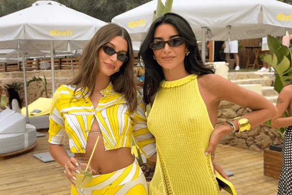 Foto com cor. Hailey Bieber e Mariona Autran em evento da Rhode - Metrópoles