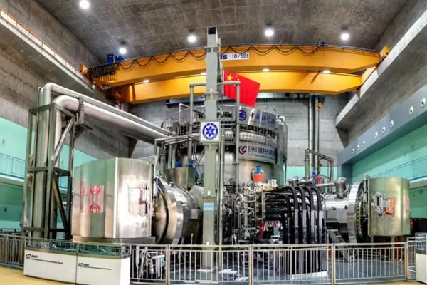 Imagem colorida mostra reator EAST Tokamak - Metrópoles