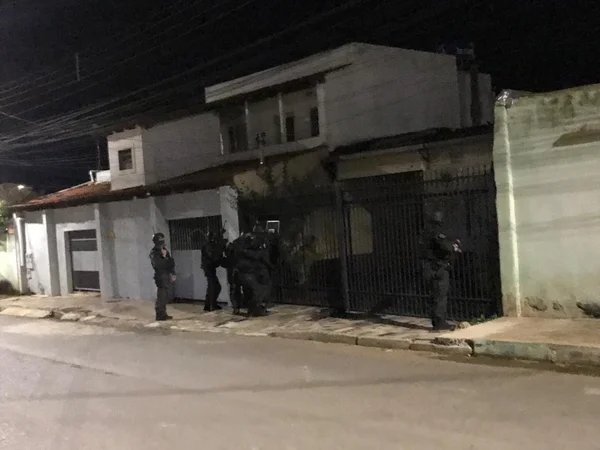 Vídeo: polícia prende trio especializado em roubar e furtar casas no DF