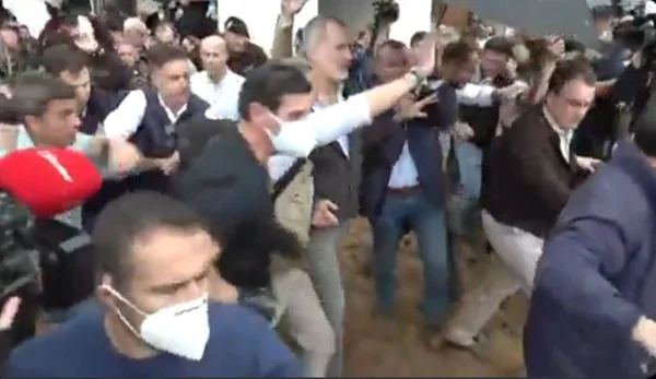 imagem colorida rei da espanha atacado durante visita a area atingida por enchentes