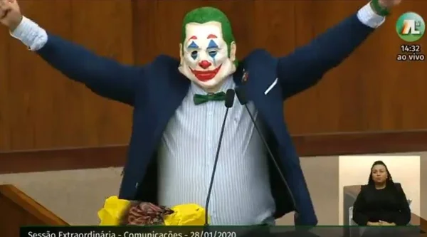 Vídeo: deputado do RS vira Coringa para cobrar serviços públicos