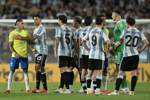 Foto colorida de Seleção Brasileira e Argentina - Metrópoles