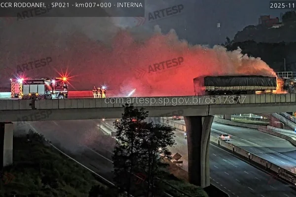 Caminhão pegou fogo após bater em motociclista no Rodoanel - Metrópoles