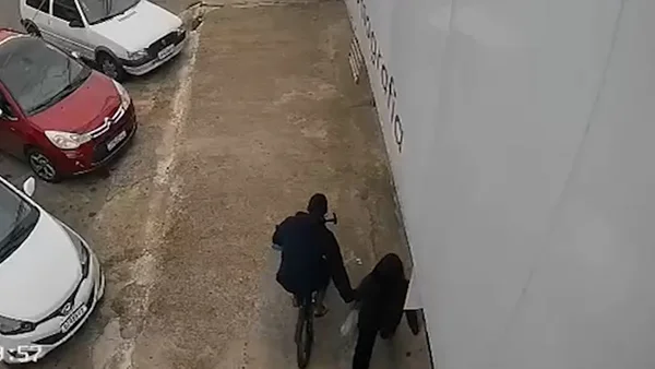 Homem aperta bunda de mulher em taguatinga