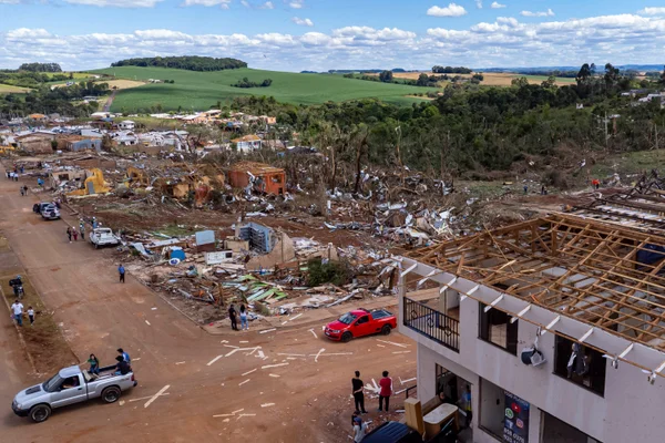 Tornado com ventos de até 250 km:h devastou o município de Rio Bonito do Iguaçu, no Paraná. Ao menos seis pessoas morreram. Estragos destruição Metrópoles