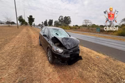 Ao atingir a vítima, o veículo teve os vidros frontais e traseiros destruídos