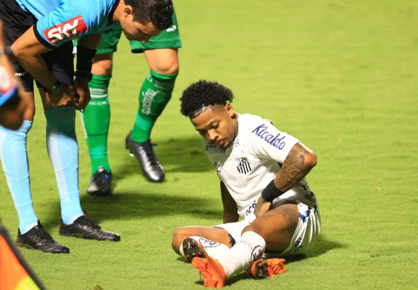 Santos vira sobre Goiás em jogo polêmico; lesão de Marinho preocupa
