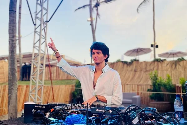 Imagem colorida: DJ com um dos braços levantados - Metrópoles