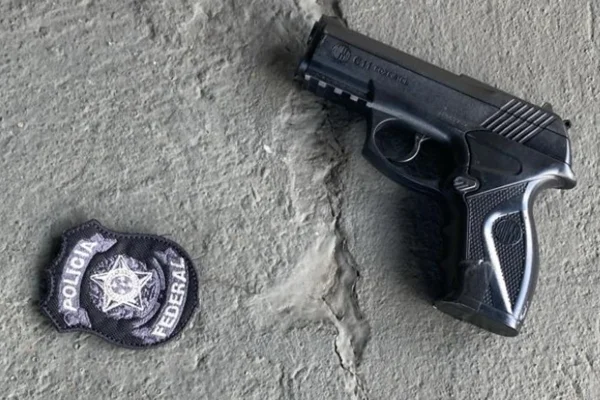 Policial federal fake é preso com arma de brinquedo