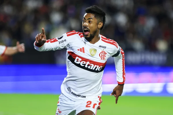 Bruno Henrique comemora gol diante do Independiente Del Valle