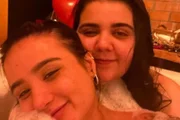 Yasmin Santos e a namorada Ana Sprot