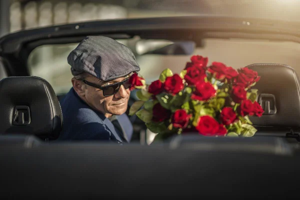 Foto colorida de um homem no carro - Metrópoles