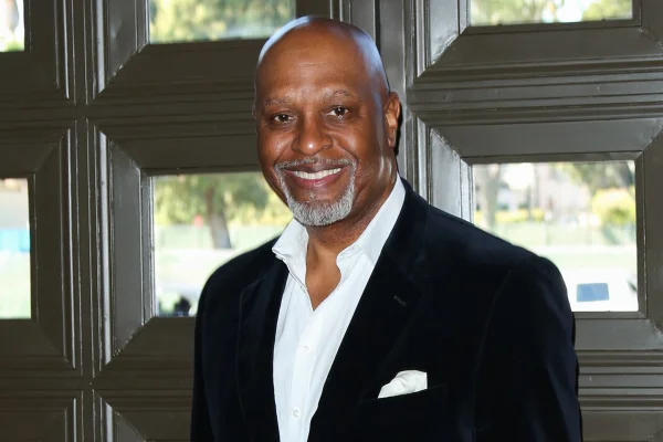 Imagem colorida de James Pickens Jr. sorrindo - Metrópoles