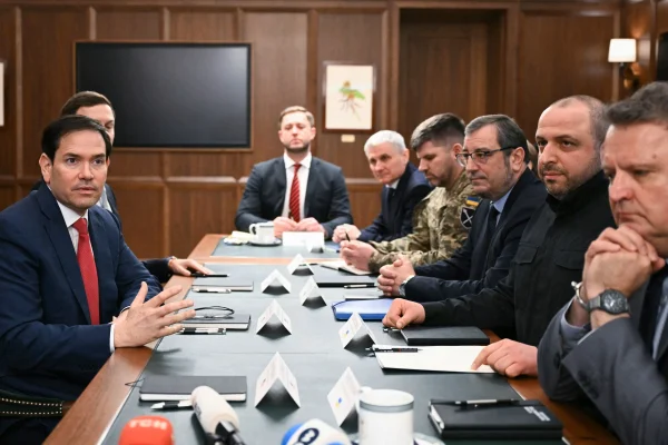 Foto colorida de Marco Rubio (à esquerda) discursando durante uma reunião com autoridades ucranianas na Flórida - Metrópoles