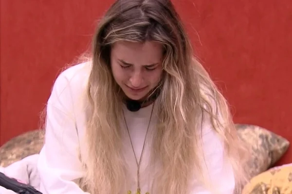 BBB20: após Boca Rosa quase beijar Guilherme, Gabi chora sozinha