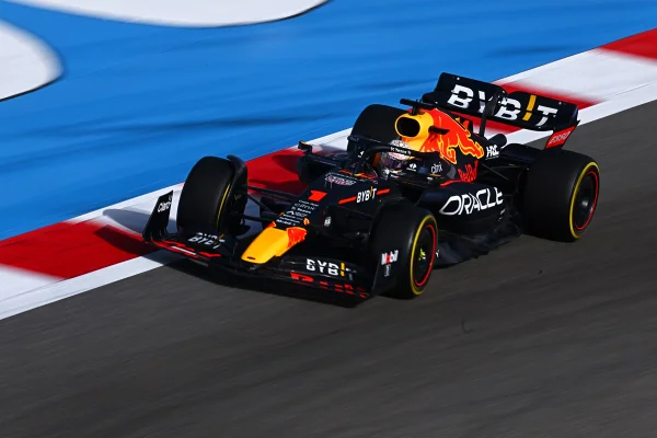 Verstappen faz melhor tempo do dia no Bahrein, com Ferrari na cola