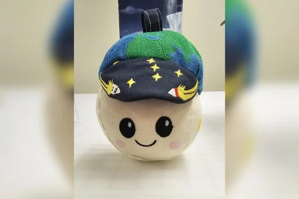 Imagem colorida do boneco Rise, a pelúcia que acompanhará os astronautas na Artemis II - Metrópoles