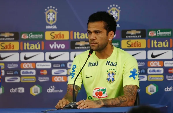 “Seleção não pode pagar o pato por crise no Brasil”, diz Daniel Alves