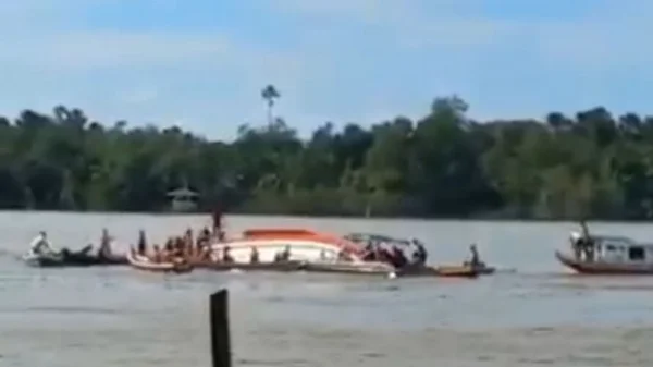Barco naufraga em rio