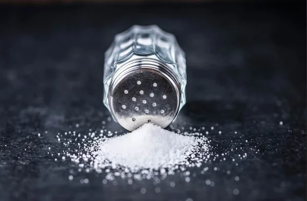 Conheça os riscos de consumir sal em excesso