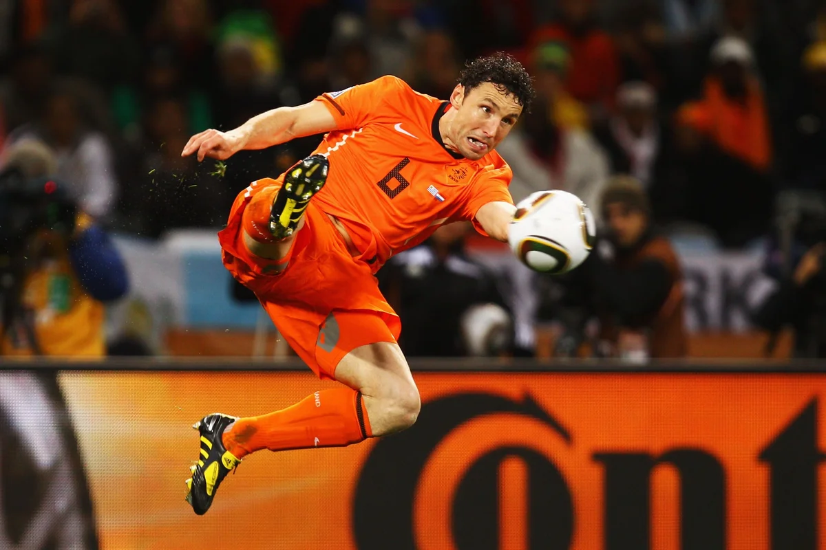 Van Bommel foi vice-campeão da Copa do Mundo de 2010 pela Holanda. Van Bommel foi vice-campeão da Copa do Mundo de 2010 pela Holanda.