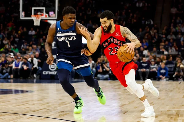 Toronto Raptors e Minnesota Timberwolves se enfrentando pela NBA - Metrópoles