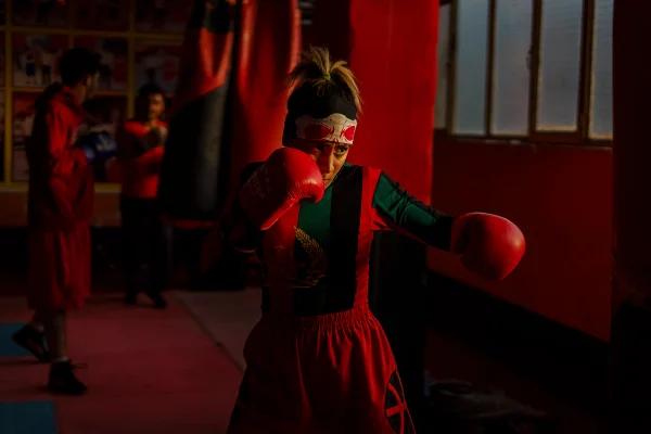 Mulher afegã boxe