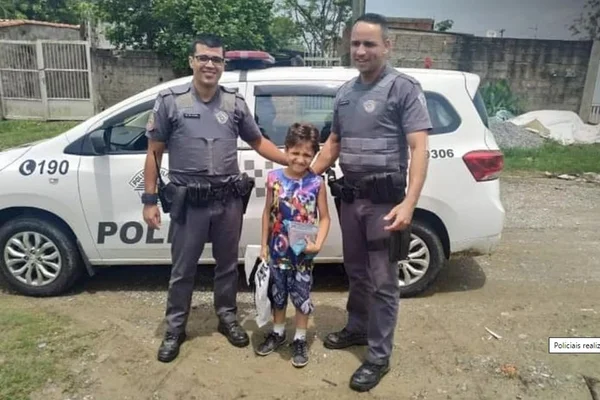 Em carta ao Papai Noel, menino pede alimentos e emociona PMs