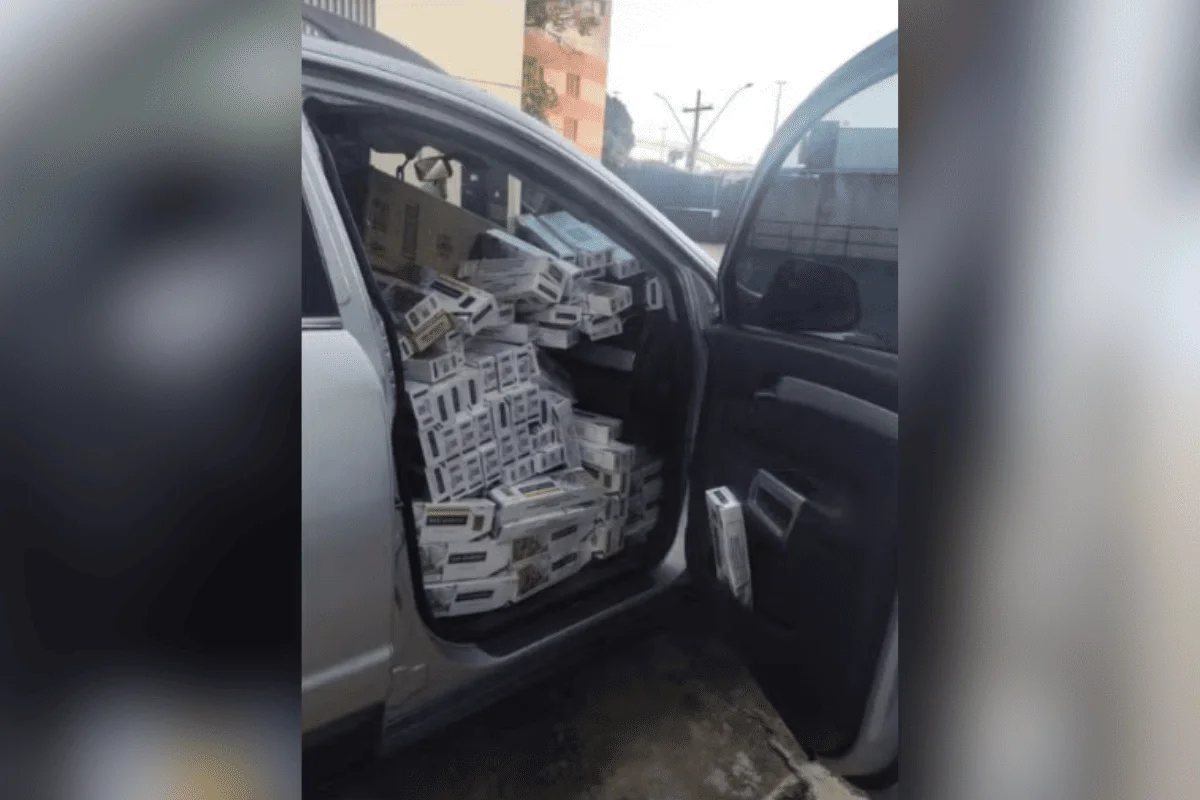 Contrabando: PM aborda carro e acha 15 mil maços de cigarro ilegais Contrabando: PM aborda carro e acha 15 mil maços de cigarro ilegais