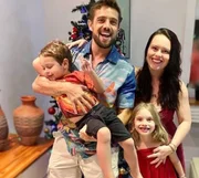 Rafael Cardoso, Mari Bridi e os filhos posam sorridentes antes da separação do ex-casal