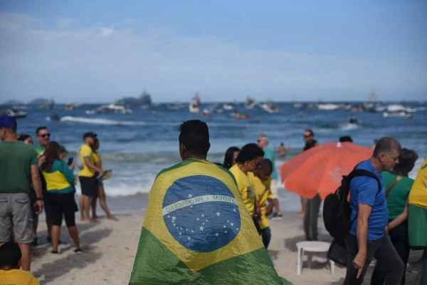 Bolsonaro, o morto-vivo, busca uma imagem que incute medo à justiça