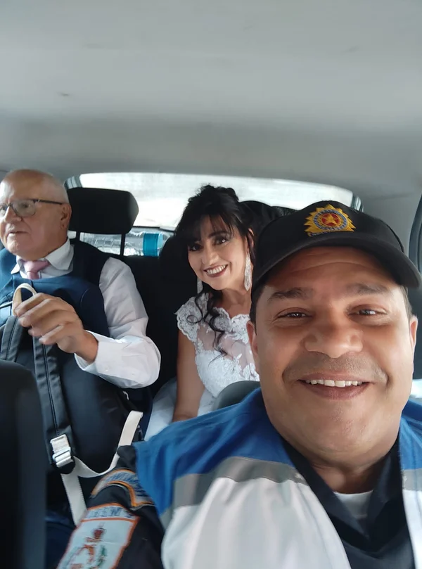 Kombi enguiça a caminho da igreja e noivos são levados de viatura ao altar