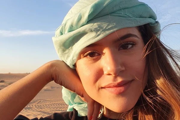 Pais de Maisa posam juntos em Dubai; fãs confundem mãe e filha