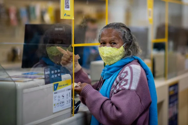 Foto colorida de aposentada - Metrópoles