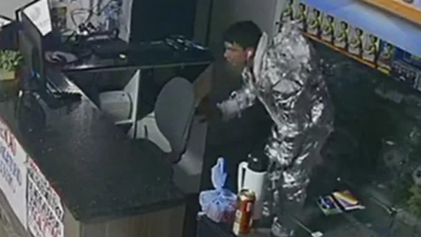 foto colorida de homem com roupa de alumínio